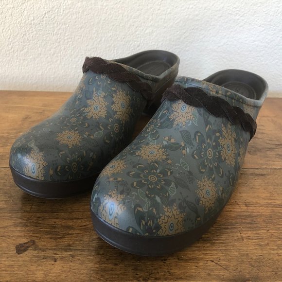CROCS Size 11 Floral Print Clogs 203764 Dual Leather Braided Strap Dual Comfort - Picture 1 of 15
